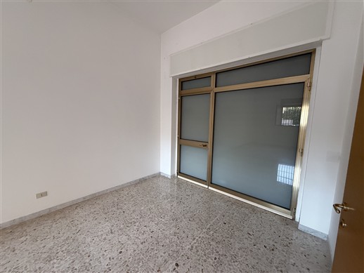 Locale Categoria Catastale A/10. Piano Terra, Ingresso Indipendente.